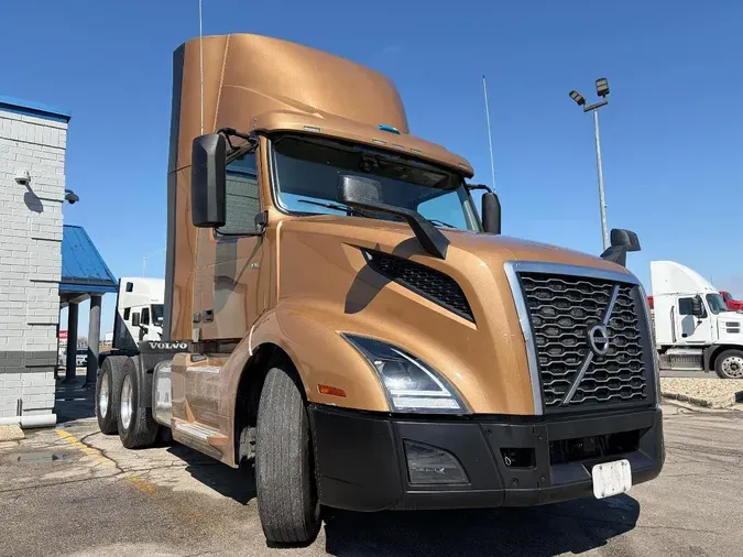 2023 VOLVO VNL64T300
