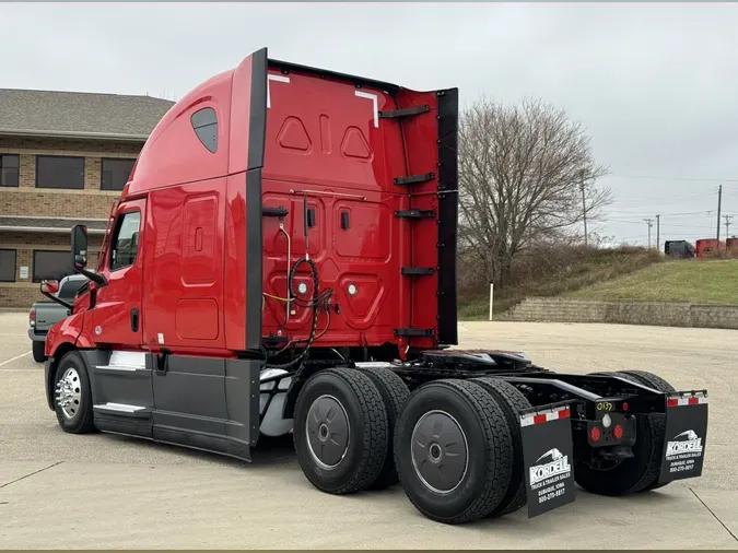 2021 FREIGHTLINER Cascadia 126