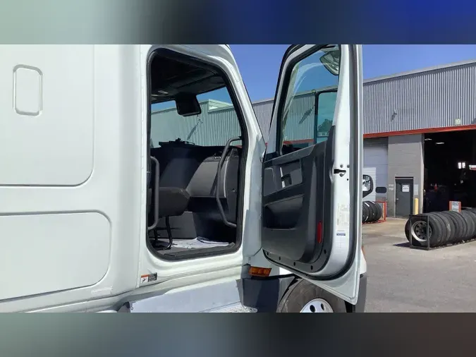 2021 Freightliner Cascadia 126