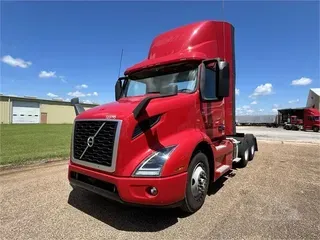 2020 VOLVO VNR64T300