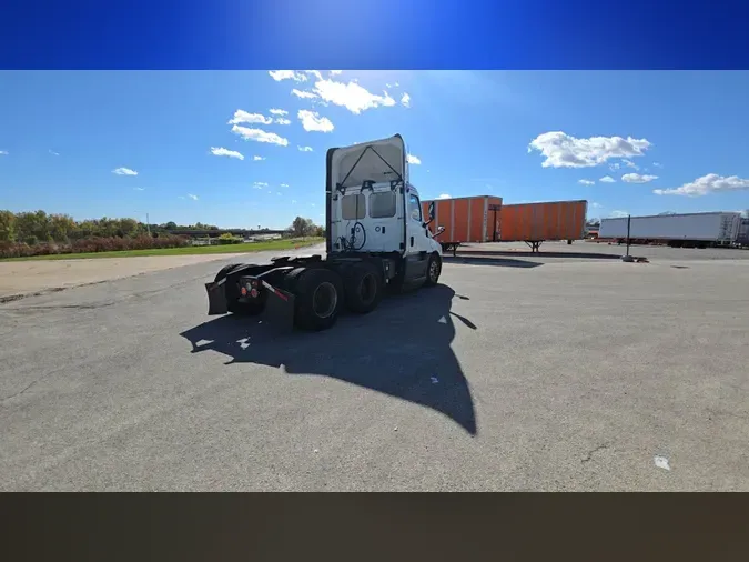 2020 Freightliner Cascadia 126