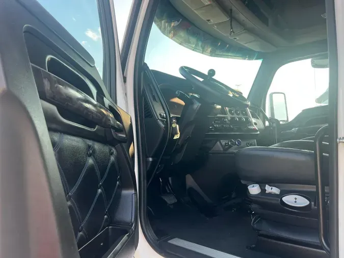 2023 Kenworth W990