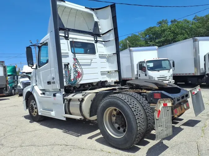 2017 VOLVO VNL42T 300