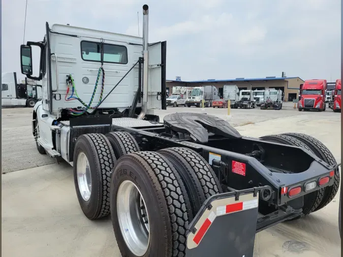 2025 VOLVO VNL64T300