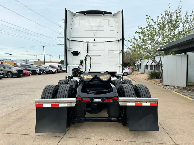 2025 VOLVO VNL64T860