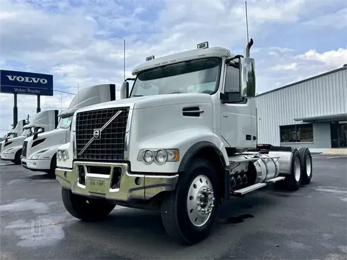 2019 VOLVO VHD64FT300