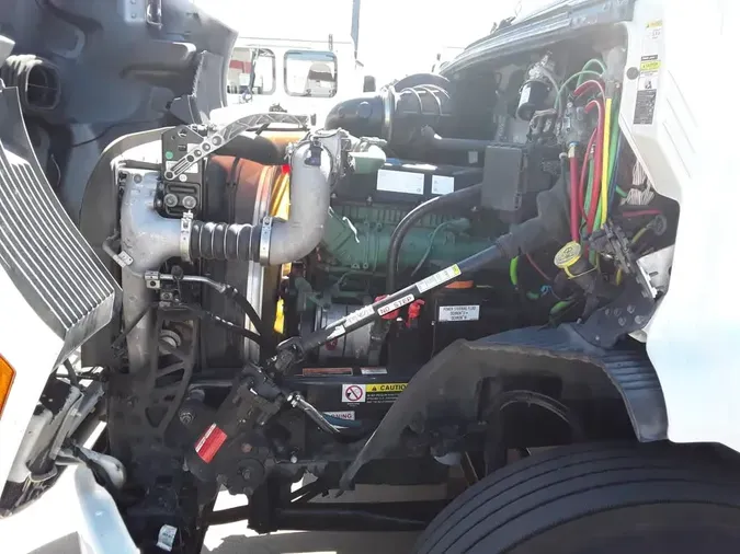 2020 VOLVO VNR64T-640