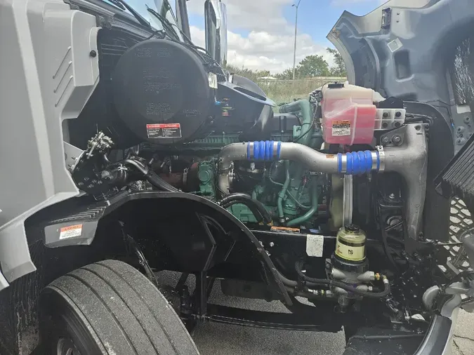 2025 VOLVO VNL64T760