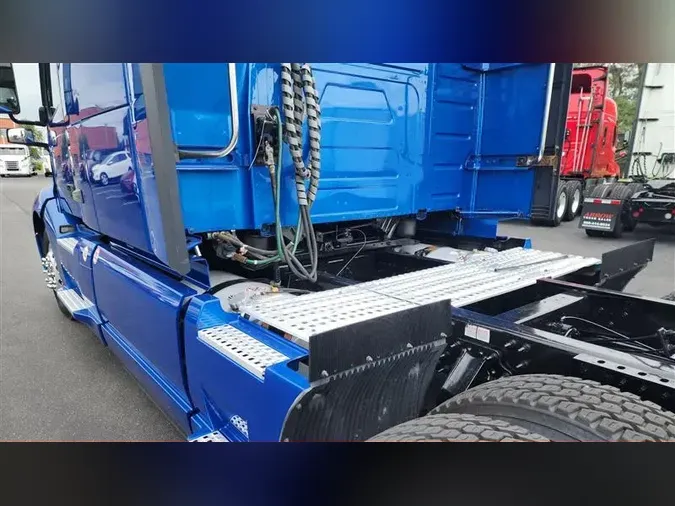 2021 VOLVO VNL760