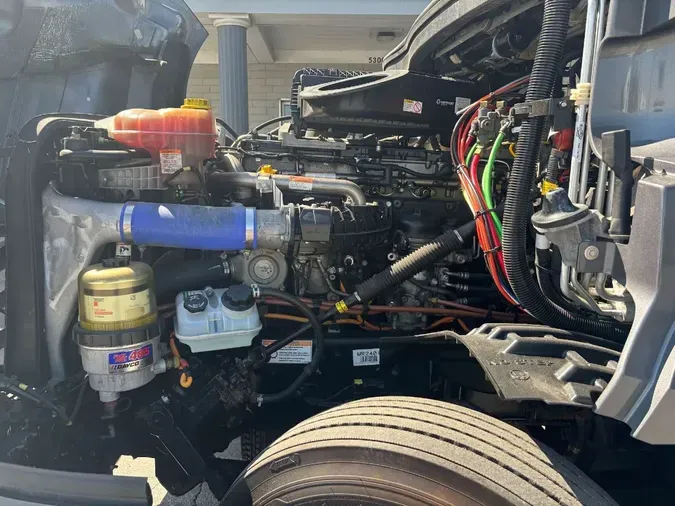 2021 FREIGHTLINER Cascadia 126