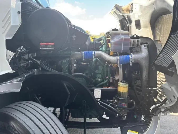 2019 VOLVO VNL64T740