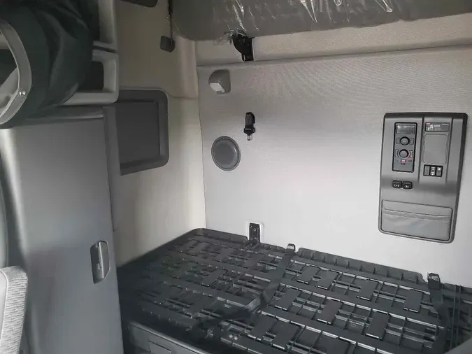 2024 VOLVO VNL64T760