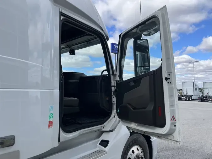 2021 VOLVO VNL64T860