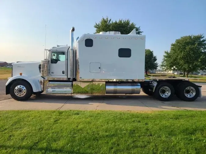 2025 Kenworth W900L