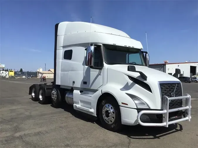 2020 VOLVO VNL64T740