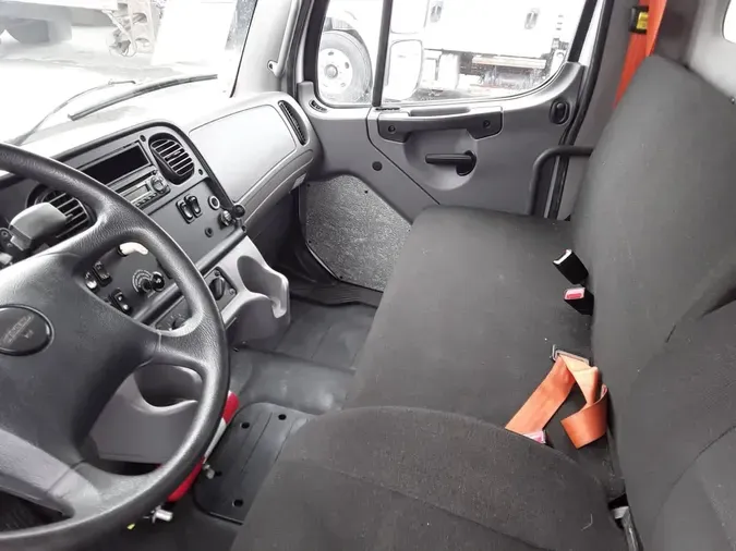 2014 FREIGHTLINER M2 106