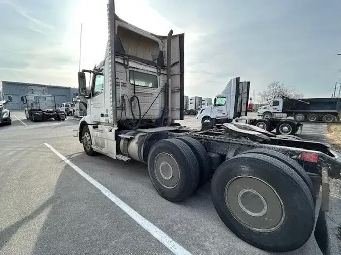 2018 VOLVO VNR64T300