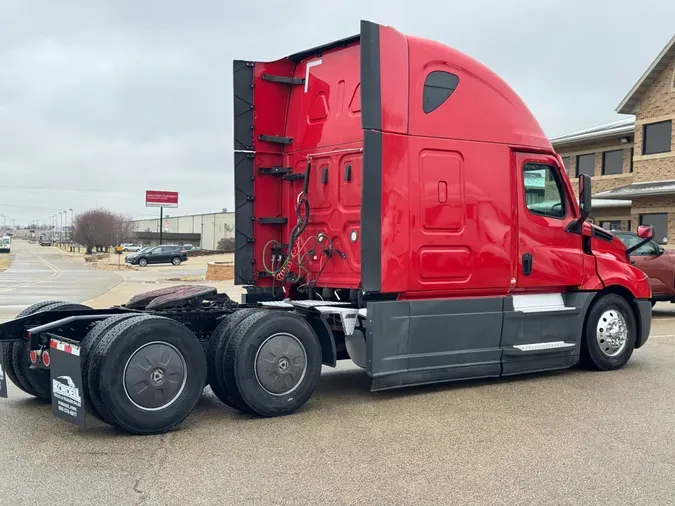 2021 FREIGHTLINER Cascadia 126