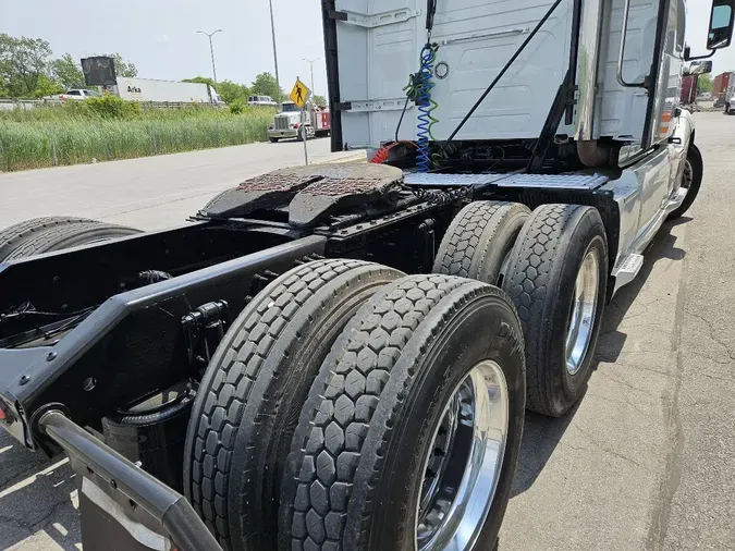 2020 VOLVO VNL64T760