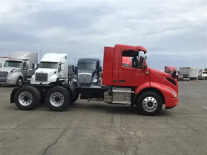 2023 VOLVO VNR300