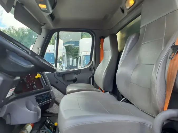 2017 FREIGHTLINER M2 106