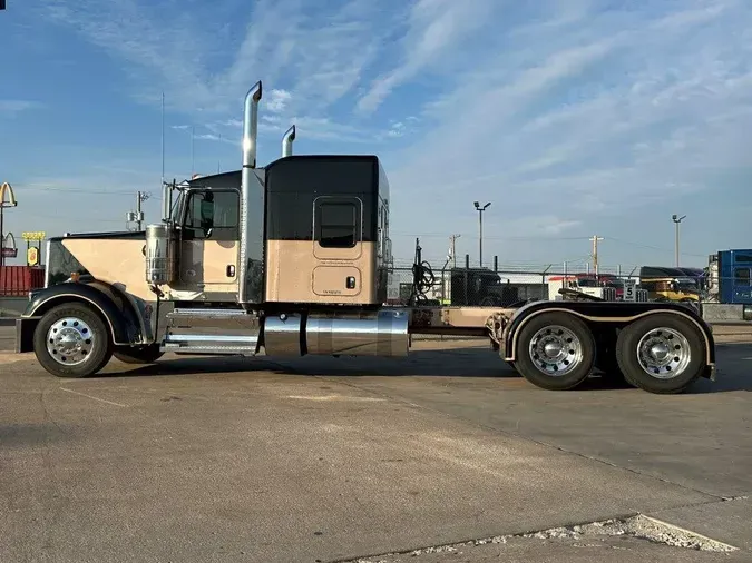 2022 Kenworth W900