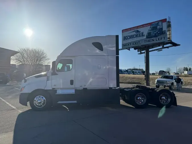 2022 FREIGHTLINER Cascadia 126