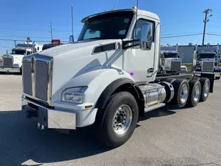 2025 Kenworth T880