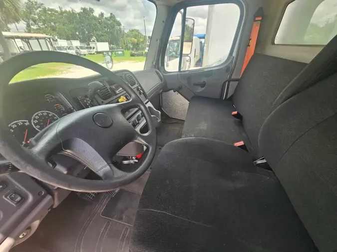 2018 FREIGHTLINER M2 106