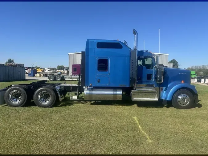 2025 Kenworth W900