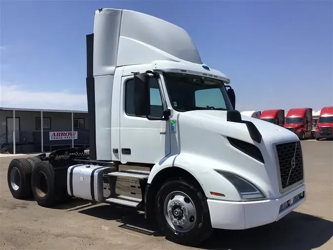 2020 VOLVO VNR300