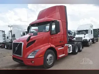 2021 VOLVO VNR64T300