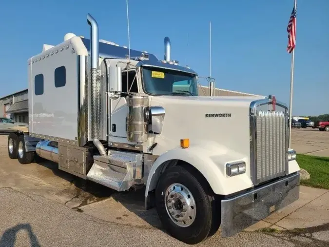 2025 Kenworth W900L