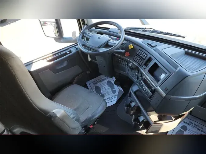 2022 VOLVO VNL760