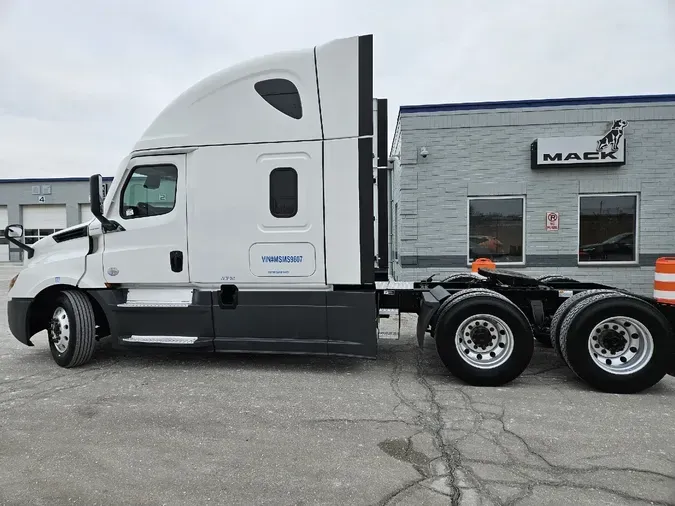 2021 FREIGHTLINER Cascadia 126