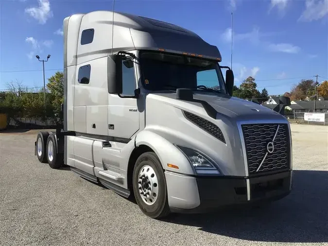 2021 VOLVO VNL760