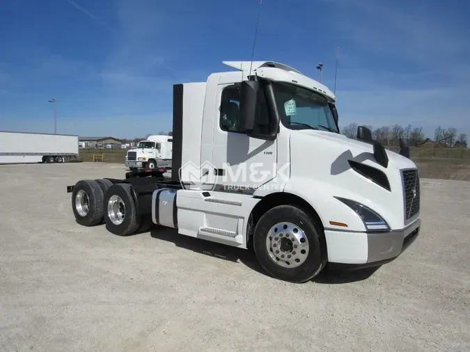 2025 VOLVO VNR64T300