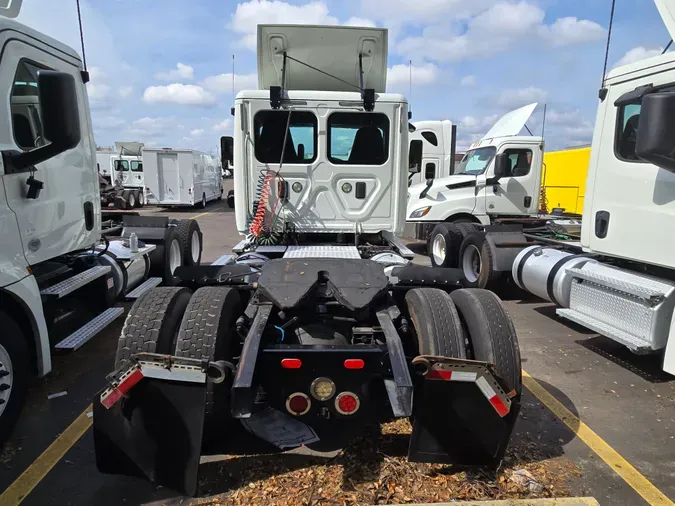 2015 FREIGHTLINER/MERCEDES CASCADIA 113