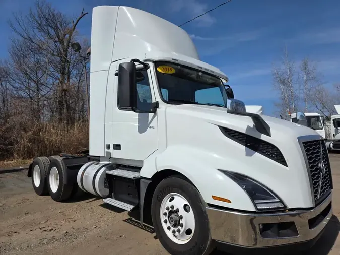 2019 VOLVO VNL64T-300