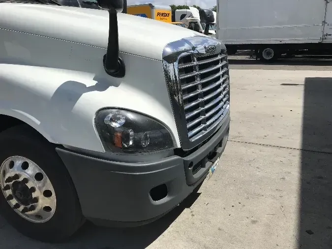 2018 Freightliner X12564ST