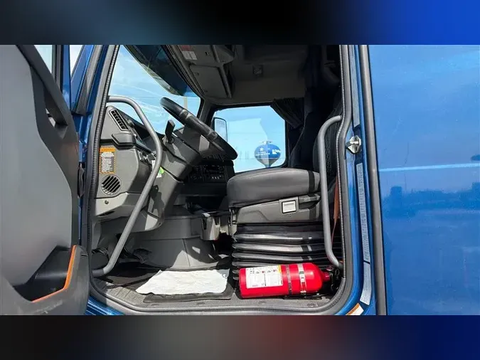 2023 VOLVO VNL760