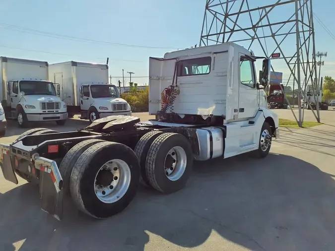 2017 VOLVO VNL64TRACTOR