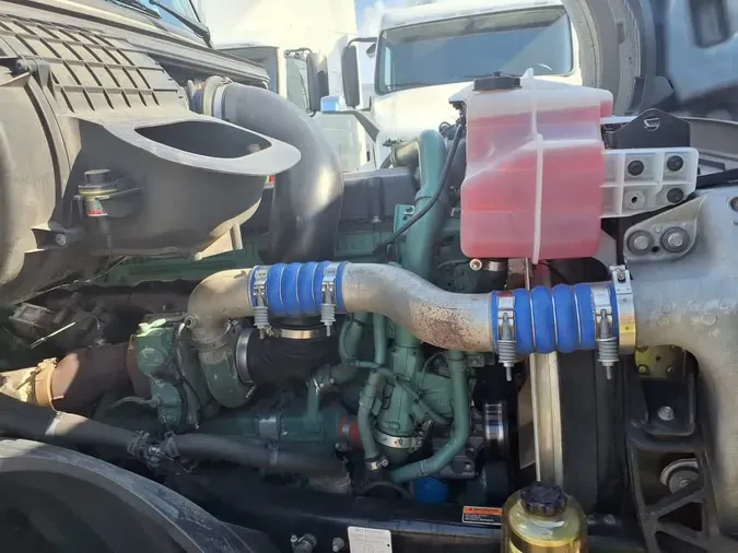 2020 VOLVO VNL64T-300
