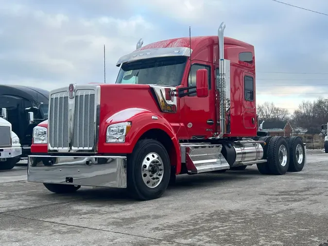 2025 Kenworth W990