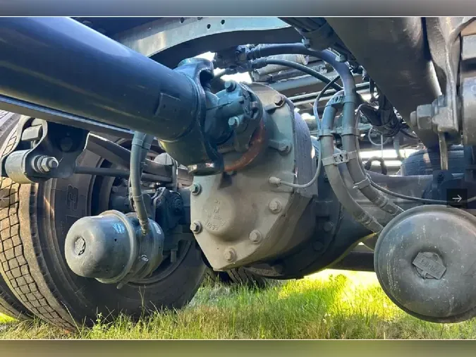 2025 VOLVO VNL64T860