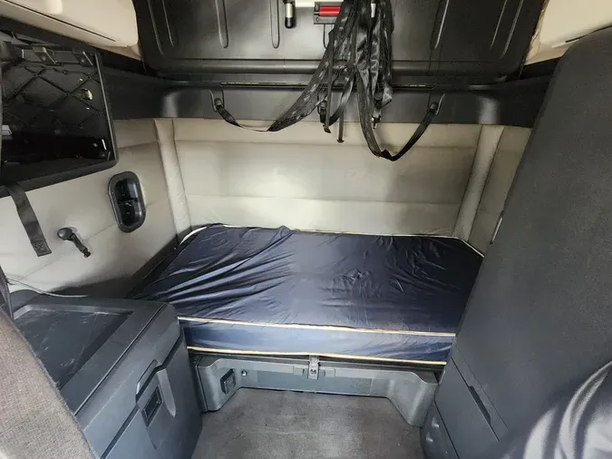 2021 FREIGHTLINER Cascadia 126