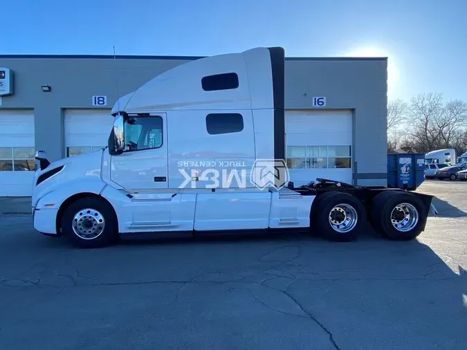 2025 VOLVO VNL64T760