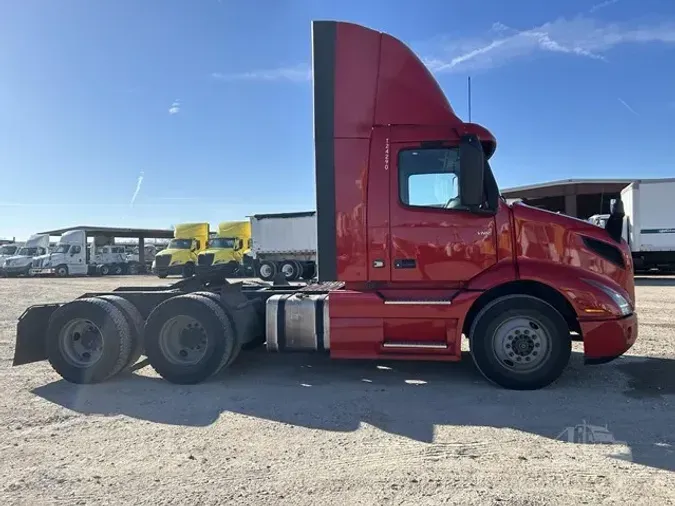 2020 VOLVO VNR64T300