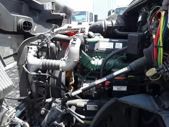 2020 VOLVO VNR64T-640