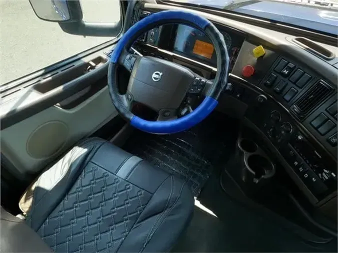 2017 VOLVO VNL64T670